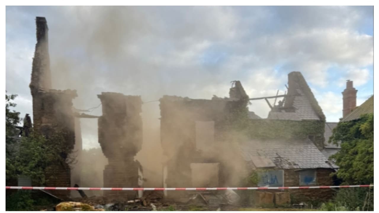 ഡയാന രാജകുമാരിയുടെ കുട്ടിക്കാല വസതിയ്ക്ക് തീയിട്ടു, കത്തിയമർന്ന് ഫാം ഹൗസ് ഡയാന രാജകുമാരിയുടെ കുട്ടിക്കാല വസതിയ്ക്ക് തീയിട്ടു, കത്തിയമർന്ന് ഫാം ഹൗസ്