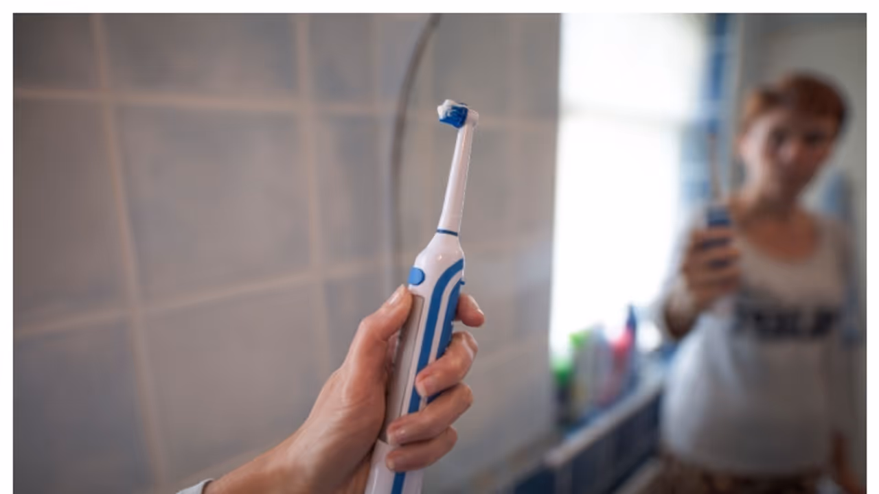 ഇലക്ട്രിക് ടൂത്ത്ബ്രഷിലെ ഡാറ്റ ഉപയോഗിച്ച് ഭ‍ർത്താവിന്‍റെ അവിഹിതം കൈയോടെ പിടികൂടി ഭാര്യ