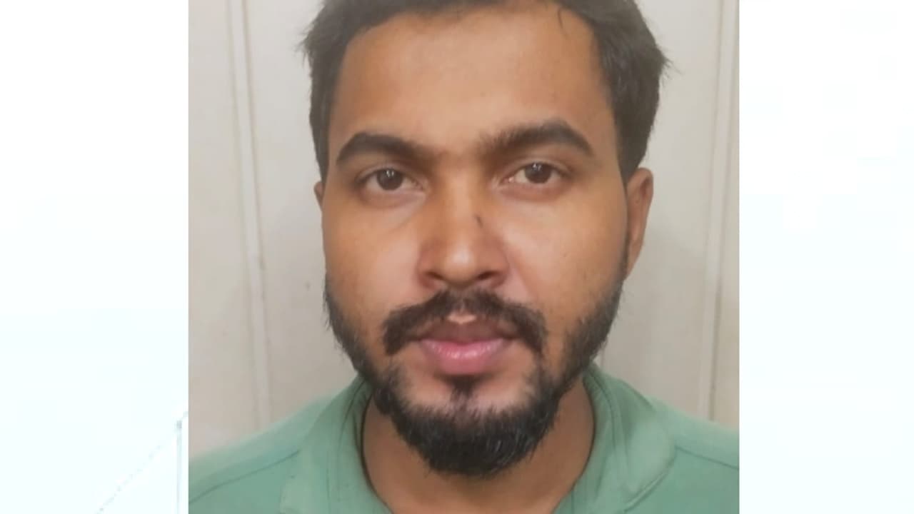 പരാതിയുമായി സ്റ്റേഷനിലെത്തി, യുവാവിന്റെ ഫോണിൽ പാകിസ്ഥാൻ നമ്പറുകൾ ഉൾപ്പെടുന്ന വാട്സ്ആപ്പ് ഗ്രൂപ്പ്; അന്വേഷണം പരാതിയുമായി സ്റ്റേഷനിലെത്തി, യുവാവിന്റെ ഫോണിൽ പാകിസ്ഥാൻ നമ്പറുകൾ ഉൾപ്പെടുന്ന വാട്സ്ആപ്പ് ഗ്രൂപ്പ്; അന്വേഷണം