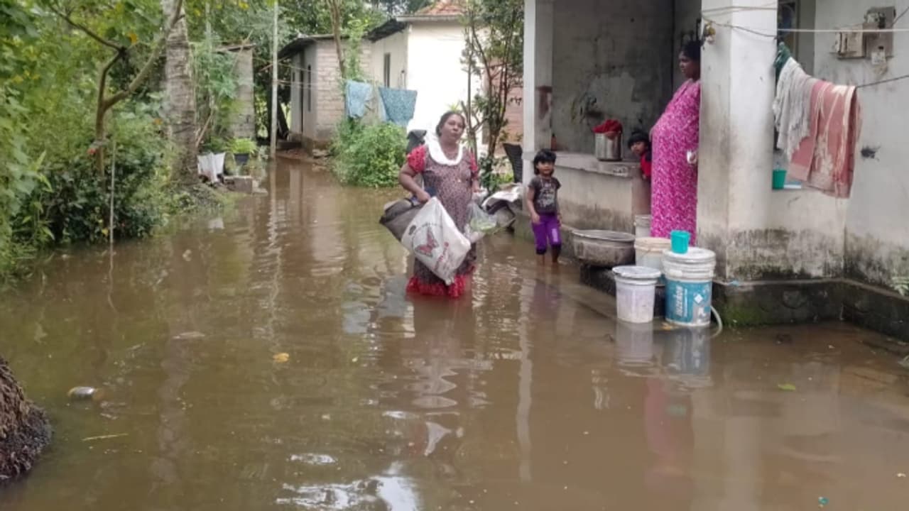 വീടുകളിൽ വെള്ളം കയറി, റോഡു ഗതാഗതം താറുമാറായി; ജനങ്ങൾ ദുരിതത്തിൽ