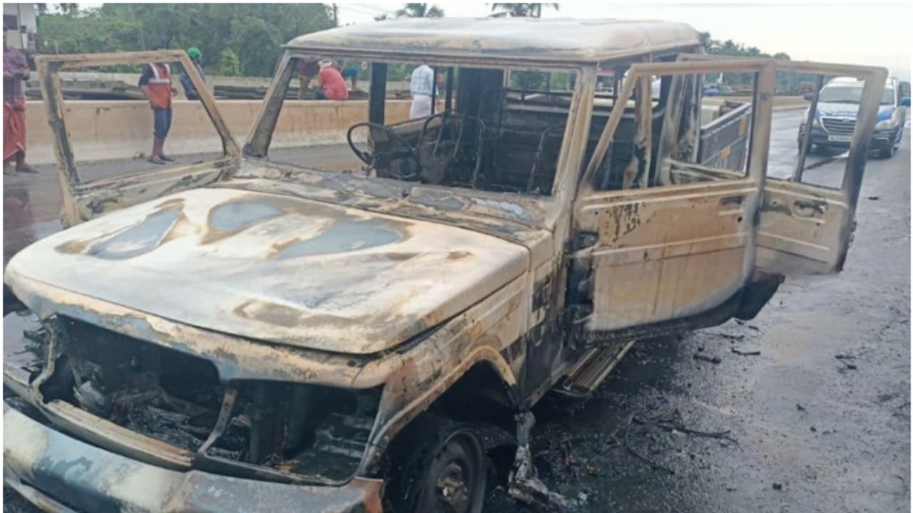 പയ്യോളിയിൽ ബൊലേറോ പിക്കപ്പ് വാന് കത്തിനശിച്ചു; അപകടത്തില്പ്പെട്ടത് കെഎസ്ഇബിയുടെ കരാര് വാഹനം പയ്യോളിയിൽ ബൊലേറോ പിക്കപ്പ് വാന് കത്തിനശിച്ചു; അപകടത്തില്പ്പെട്ടത് കെഎസ്ഇബിയുടെ കരാര് വാഹനം