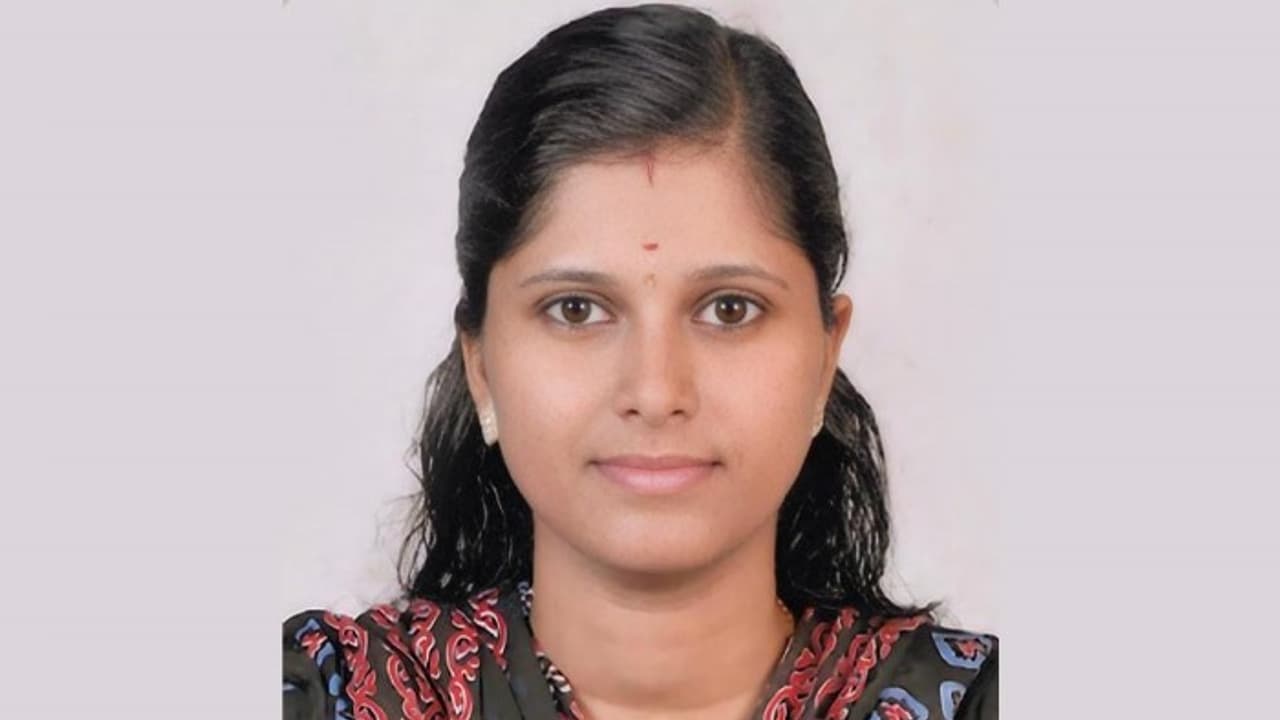 കാറ്റിലും മഴയിലും കെട്ടിടത്തിന്റെ മുകളിൽ ഉണ്ടായിരുന്ന ഇഷ്ടിക തലയിൽ വീണു; യുവതിയ്ക്ക് ദാരുണാന്ത്യം കാറ്റിലും മഴയിലും കെട്ടിടത്തിന്റെ മുകളിൽ ഉണ്ടായിരുന്ന ഇഷ്ടിക തലയിൽ വീണു; യുവതിയ്ക്ക് ദാരുണാന്ത്യം