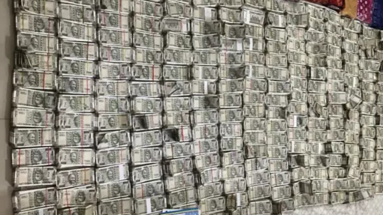 വിജിലൻസ് എത്തിയപ്പോൾ, സര്ക്കാർ ഉദ്യോഗസ്ഥന്റെ 18ാം അടവ്; ജനലിലൂടെ നോട്ടുകെട്ടുകൾ പുറത്തേക്ക്, 2 കോടി പിടികൂടി വിജിലൻസ് എത്തിയപ്പോൾ, സര്ക്കാർ ഉദ്യോഗസ്ഥന്റെ 18ാം അടവ്; ജനലിലൂടെ നോട്ടുകെട്ടുകൾ പുറത്തേക്ക്, 2 കോടി പിടികൂടി