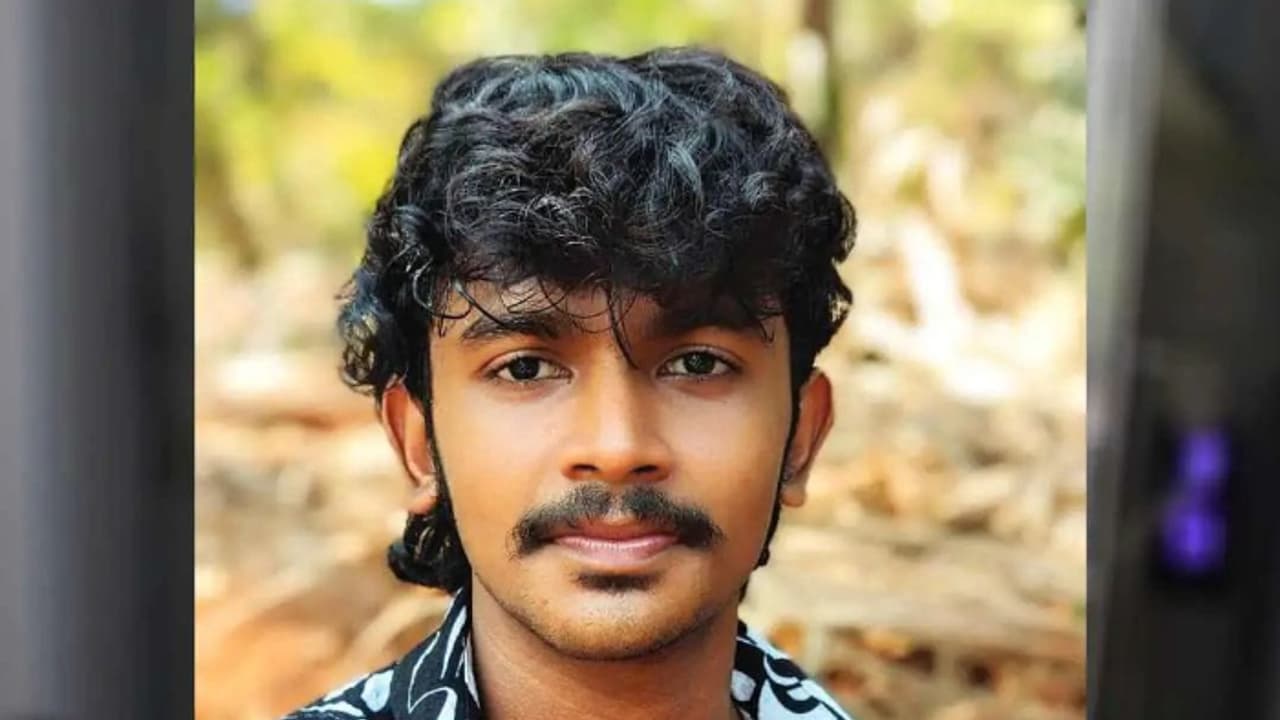 അരിച്ചാക്ക് മുകളിലേക്ക് കയറ്റുന്നതിനിടെ മില്ലിലെ ലിഫ്റ്റ് പൊട്ടിവീണു, മലപ്പുറത്ത് ജീവനക്കാരന് ദാരുണാന്ത്യം അരിച്ചാക്ക് മുകളിലേക്ക് കയറ്റുന്നതിനിടെ മില്ലിലെ ലിഫ്റ്റ് പൊട്ടിവീണു, മലപ്പുറത്ത് ജീവനക്കാരന് ദാരുണാന്ത്യം