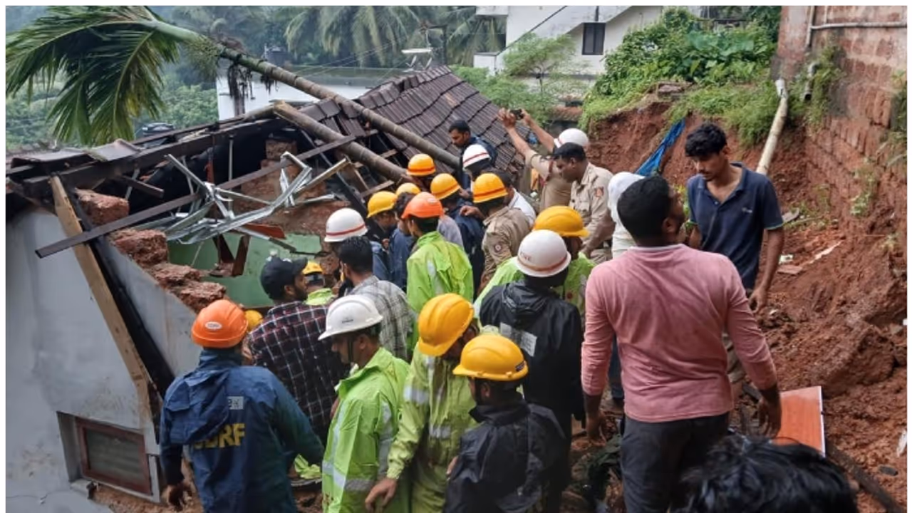 മംഗളൂരുവിൽ മണ്ണിടിഞ്ഞ് വീണ് തകർന്ന വീടിനുള്ളിൽ കുടുങ്ങിയ 2 കുഞ്ഞുങ്ങളും മരിച്ചു, അമ്മ അബോധാവസ്ഥയിൽ മംഗളൂരുവിൽ മണ്ണിടിഞ്ഞ് വീണ് തകർന്ന വീടിനുള്ളിൽ കുടുങ്ങിയ 2 കുഞ്ഞുങ്ങളും മരിച്ചു, അമ്മ അബോധാവസ്ഥയിൽ