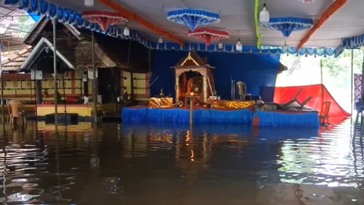 കനത്ത മഴ: പുതുക്കുളങ്ങര ദേവി ക്ഷേത്രത്തിൽ ഭാഗവത സപ്താഹയജ്ഞ വേദിക്ക് ചുറ്റും വെള്ളം കയറി കനത്ത മഴ: പുതുക്കുളങ്ങര ദേവി ക്ഷേത്രത്തിൽ ഭാഗവത സപ്താഹയജ്ഞ വേദിക്ക് ചുറ്റും വെള്ളം കയറി