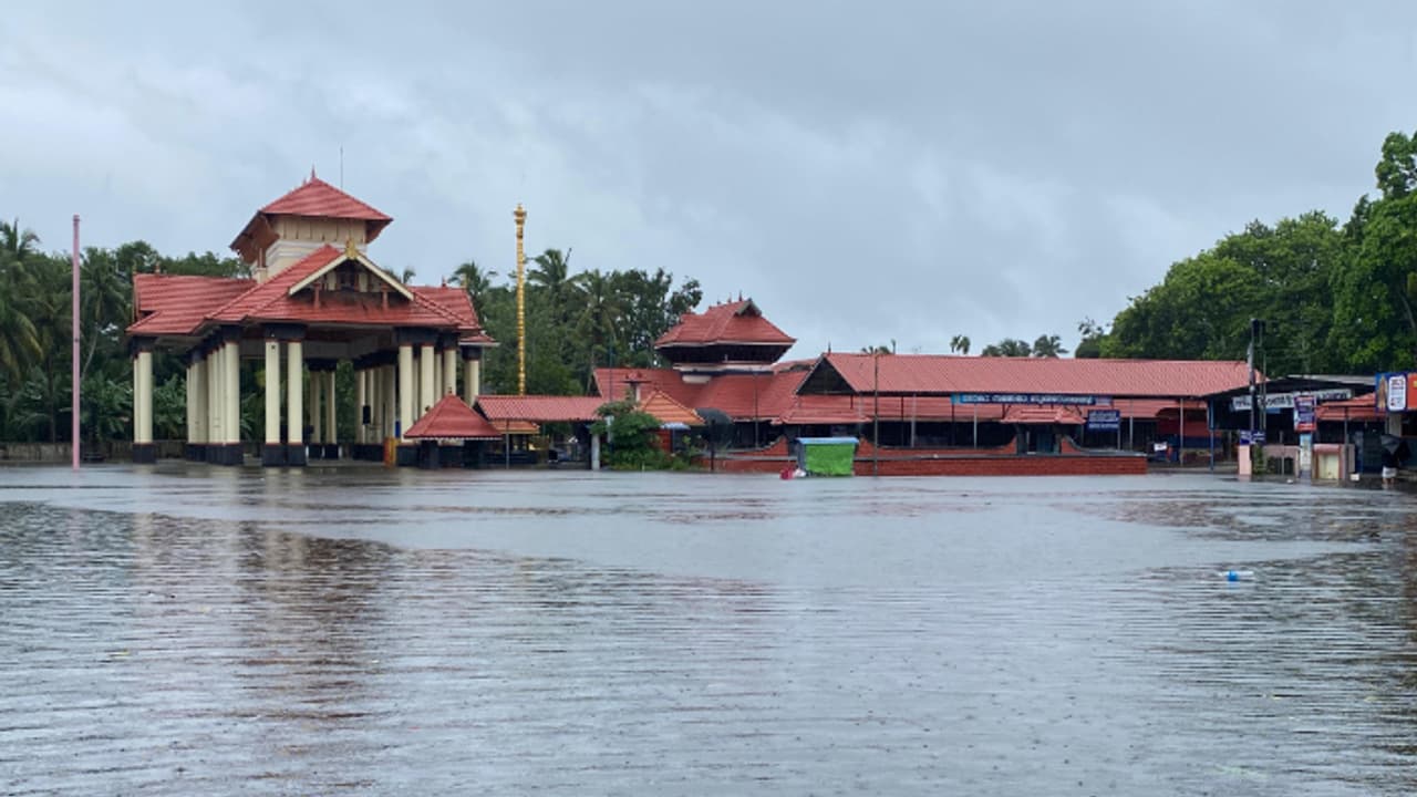 ചക്കുളത്തുകാവ് ക്ഷേത്ര പരിസരത്തും ക്ഷേത്രത്തിലേക്കുള്ള റോഡിലും വെള്ളം, ദുരിതാശ്വാസ ക്യാമ്പുകൾ തുറന്നു ചക്കുളത്തുകാവ് ക്ഷേത്ര പരിസരത്തും ക്ഷേത്രത്തിലേക്കുള്ള റോഡിലും വെള്ളം, ദുരിതാശ്വാസ ക്യാമ്പുകൾ തുറന്നു