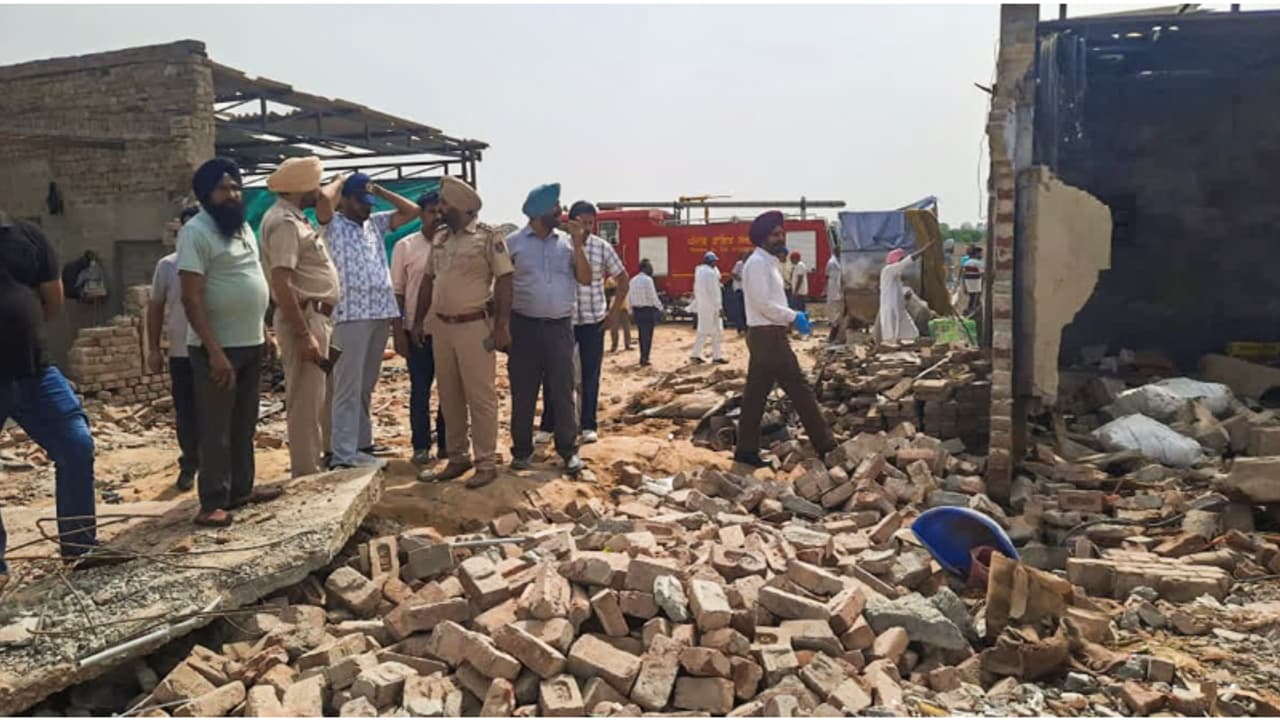 പഞ്ചാബിൽ പടക്ക നിർമ്മാണ ഫാക്ടറിയിലുണ്ടായ പൊട്ടിത്തെറിയിൽ 4 മരണം, 27 പേർക്ക് പരിക്ക് പഞ്ചാബിൽ പടക്ക നിർമ്മാണ ഫാക്ടറിയിലുണ്ടായ പൊട്ടിത്തെറിയിൽ 4 മരണം, 27 പേർക്ക് പരിക്ക്