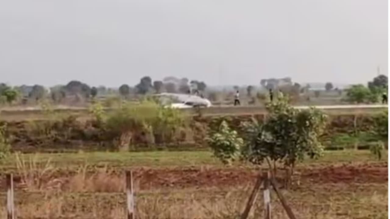 ലാൻഡിങിനിടെ പരിശീലന വിമാനം തലകീഴായി മറിഞ്ഞു; പൈലറ്റ് ട്രെയിനി അത്ഭുതകരമായി രക്ഷപ്പെട്ടു