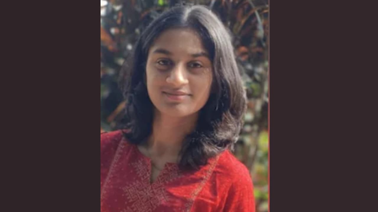 കൂട്ടുകാർക്ക് മധുരം നൽകി, പിന്നാലെ വിദ്യാർത്ഥിനി ഹോസ്റ്റലിൽ മരിച്ച നിലയിൽ; പഠന ഭാരത്തെ കുറിച്ച് കുറിപ്പ് കൂട്ടുകാർക്ക് മധുരം നൽകി, പിന്നാലെ വിദ്യാർത്ഥിനി ഹോസ്റ്റലിൽ മരിച്ച നിലയിൽ; പഠന ഭാരത്തെ കുറിച്ച് കുറിപ്പ്