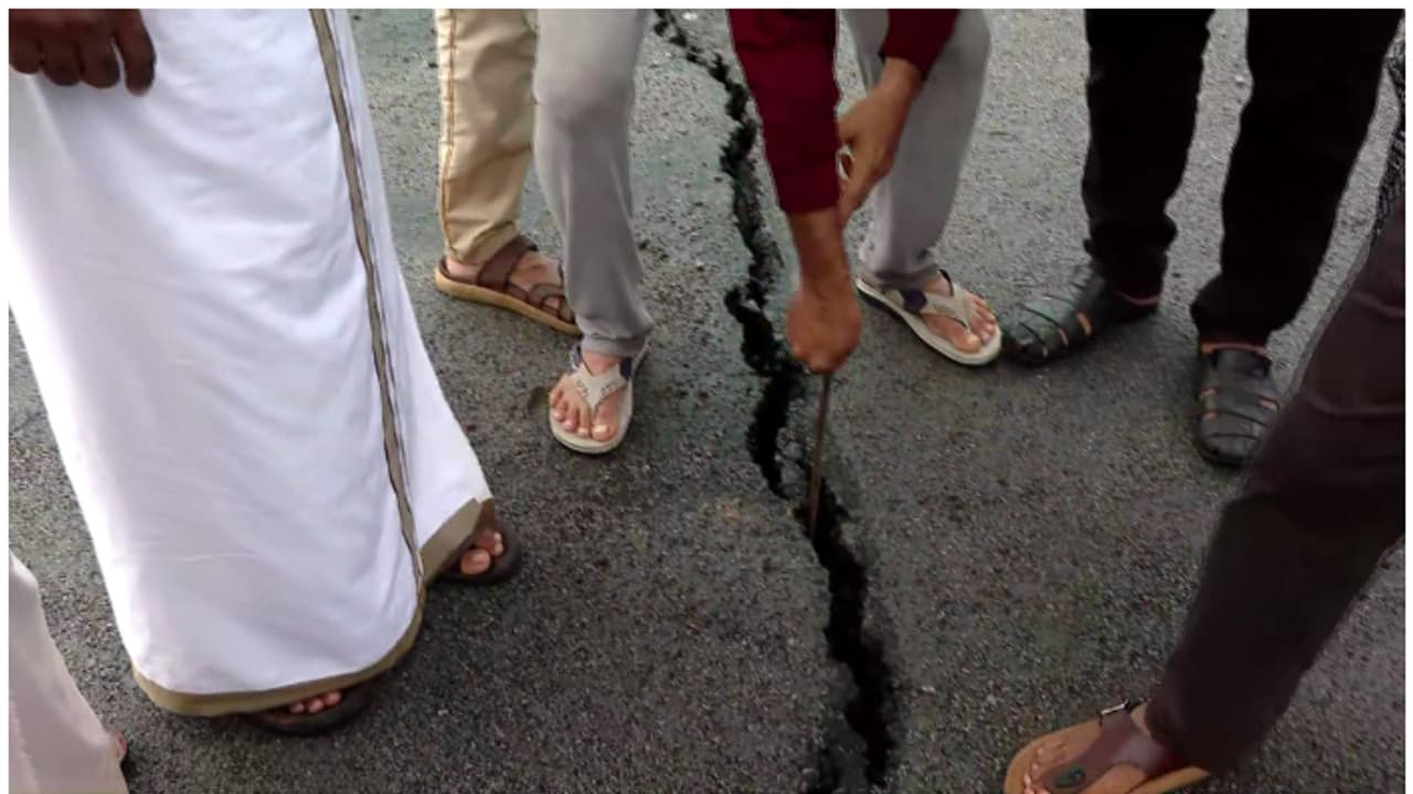 'പണിഞ്ഞത്' മേഘ തന്നെ; ദേശീയപാതയുടെ മേൽപ്പാലത്തിൽ വിള്ളൽ, എം സാന്‍റ് ഉപയോഗിച്ച് അടയ്ക്കുന്നത് തടഞ്ഞ് നാട്ടുകാർ