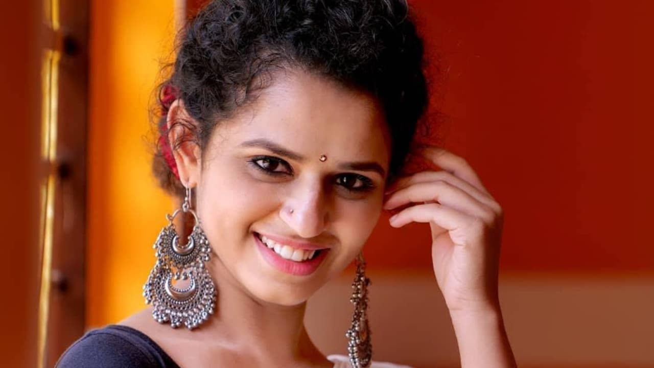 'ഞങ്ങള് പ്രണയത്തിലാണോ എന്നാണ് മിക്കവരും ചോദിക്കുന്നത്'; മറുപടിയുമായി മീനാക്ഷി രവീന്ദ്രന് 'ഞങ്ങള് പ്രണയത്തിലാണോ എന്നാണ് മിക്കവരും ചോദിക്കുന്നത്'; മറുപടിയുമായി മീനാക്ഷി രവീന്ദ്രന്