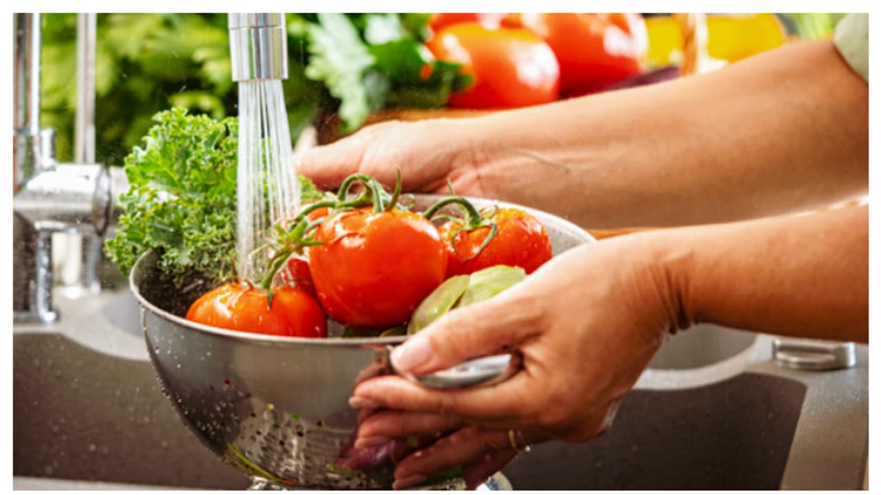 മഴയെത്തി, ഭക്ഷ്യജന്യ രോഗങ്ങൾ ഉണ്ടാവാതിരിക്കാൻ അടുക്കളയിൽ ശ്രദ്ധിക്കേണ്ട 6 കാര്യങ്ങൾ മഴയെത്തി, ഭക്ഷ്യജന്യ രോഗങ്ങൾ ഉണ്ടാവാതിരിക്കാൻ അടുക്കളയിൽ ശ്രദ്ധിക്കേണ്ട 6 കാര്യങ്ങൾ