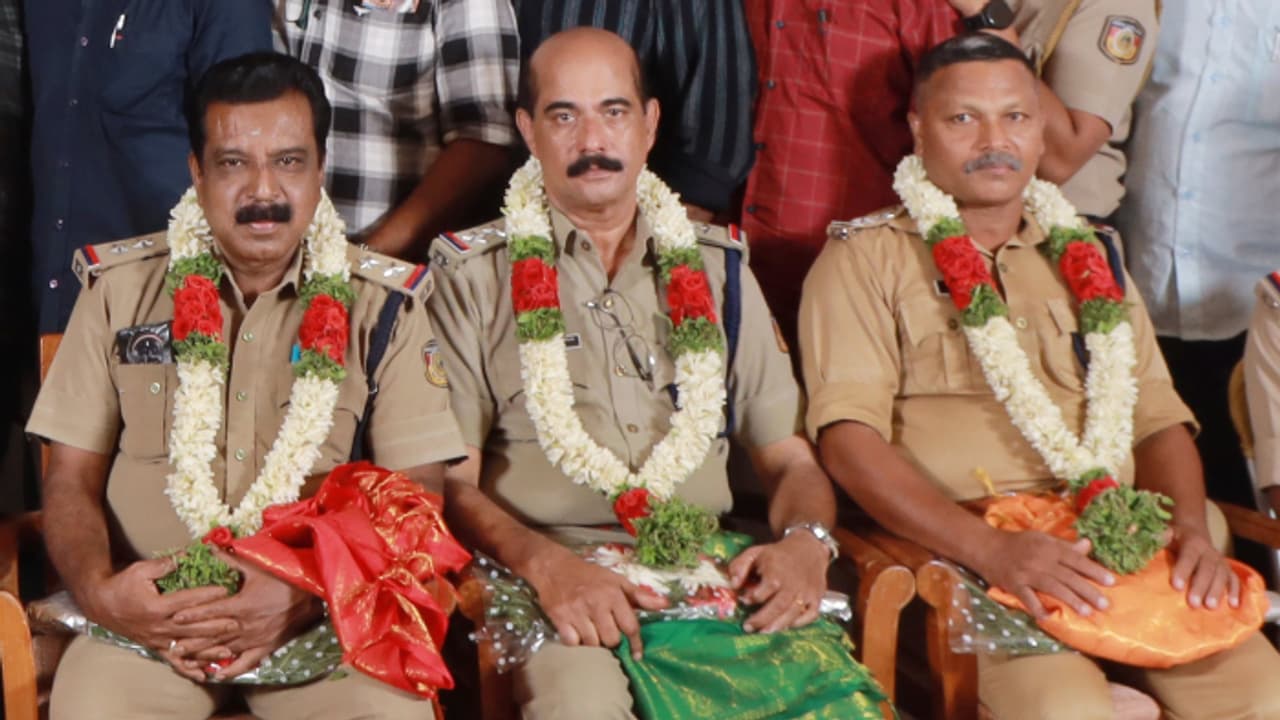 ഇത് അപൂർവ്വ നിമിഷം! മാന്നാർ പൊലീസ് സ്റ്റേഷനിൽ ഒരേ ദിവസം വിരമിച്ചത് മൂന്ന് എസ്ഐമാർ, ഇന്ന് പടിയിറക്കം ഇത് അപൂർവ്വ നിമിഷം! മാന്നാർ പൊലീസ് സ്റ്റേഷനിൽ ഒരേ ദിവസം വിരമിച്ചത് മൂന്ന് എസ്ഐമാർ, ഇന്ന് പടിയിറക്കം