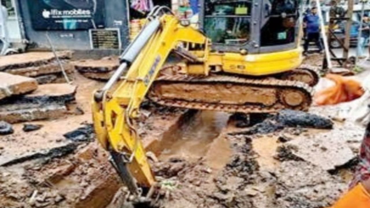 ഹോട്ടലിലെ കക്കൂസ് മാലിന്യം ഡ്രൈനേജിലേക്ക് തുറന്നുവിടുന്നതായി പരാതി; സ്ലാബ് തുറന്ന് പരിശോധന നടത്തി ഉദ്യോഗസ്ഥർ