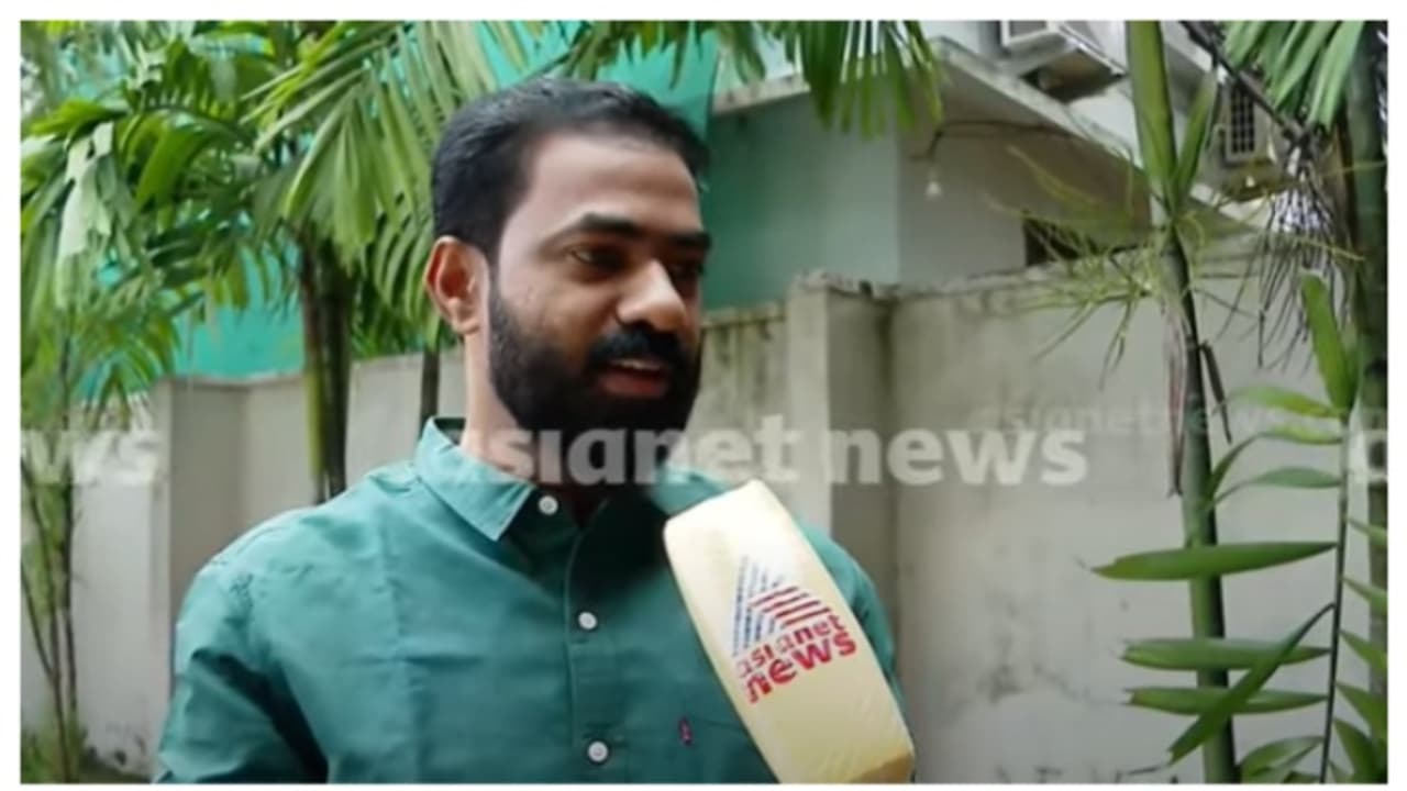 'പരാജയഭീതി കാരണം സതീശന്റെ ശിഷ്യൻ അൻവറിന്റെ കാല് പിടിക്കാൻ പോയി'; പരിഹസിച്ച് ഡിവൈഎഫ്ഐ