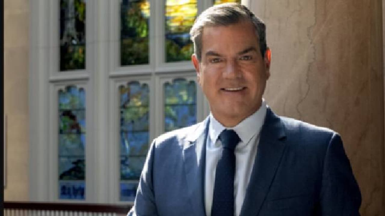 വർഷം 9 കോടിയോളം പ്രതിഫലമുള്ള ജോലി, മദ്യപിച്ച് വിമാനത്തിൽ വസ്ത്രങ്ങളഴിച്ച മ്യൂസിയം ഡയറക്ടർക്ക് ജോലി പോകില്ല വർഷം 9 കോടിയോളം പ്രതിഫലമുള്ള ജോലി, മദ്യപിച്ച് വിമാനത്തിൽ വസ്ത്രങ്ങളഴിച്ച മ്യൂസിയം ഡയറക്ടർക്ക് ജോലി പോകില്ല