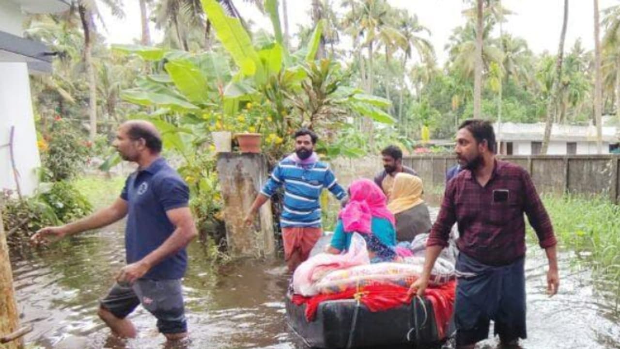 40 ദിവസം പ്രായമുള്ള കുഞ്ഞടക്കം വീട്ടിൽ കുടുങ്ങി, വെള്ളക്കെട്ടിൽ ചങ്ങാടമിറക്കി വാർഡ് മെമ്പർമാർ, സുരക്ഷിതരാക്കി