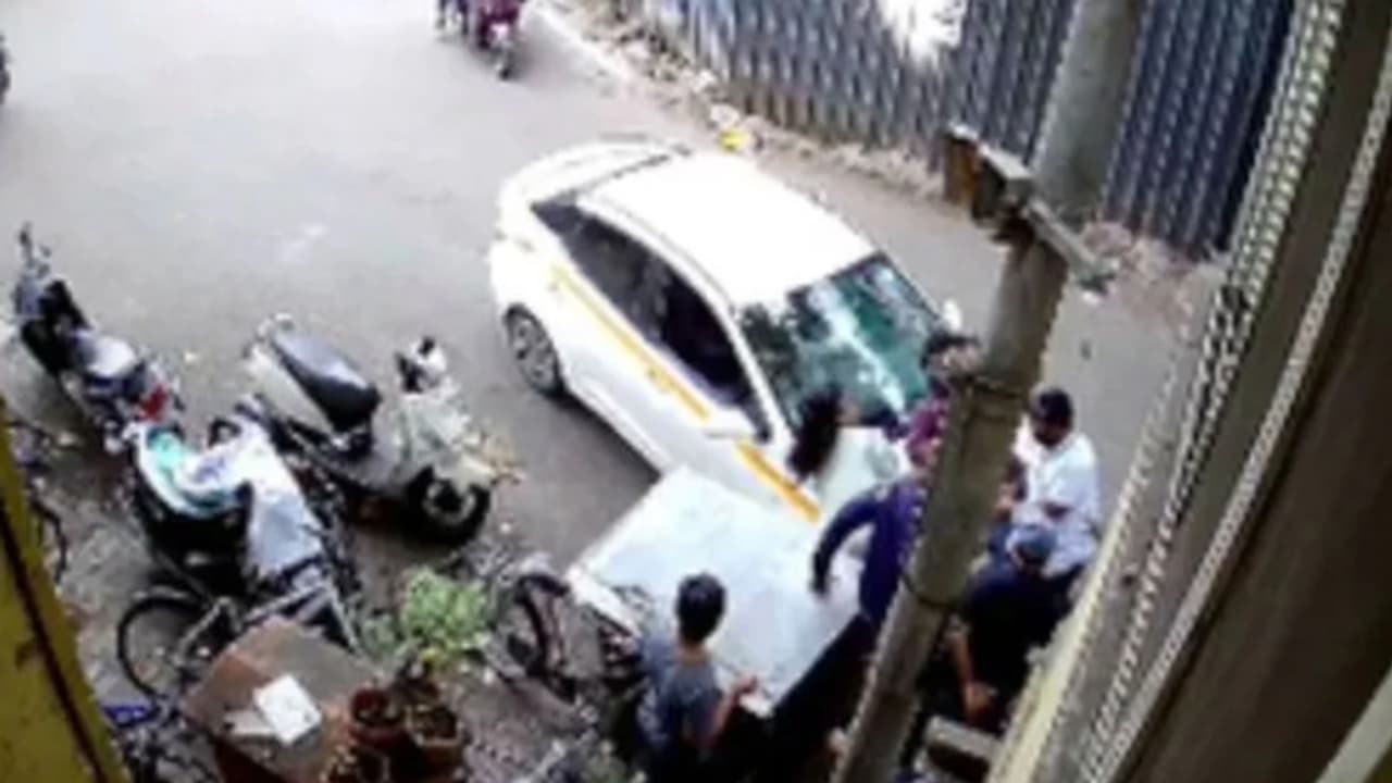 ചായക്കടയിൽ നിൽക്കുകയായിരുന്ന വിദ്യാർത്ഥികൾക്കിടയിലേക്ക് കാർ പാഞ്ഞുകയറി; 12 പേർക്ക് പരിക്ക് ചായക്കടയിൽ നിൽക്കുകയായിരുന്ന വിദ്യാർത്ഥികൾക്കിടയിലേക്ക് കാർ പാഞ്ഞുകയറി; 12 പേർക്ക് പരിക്ക്