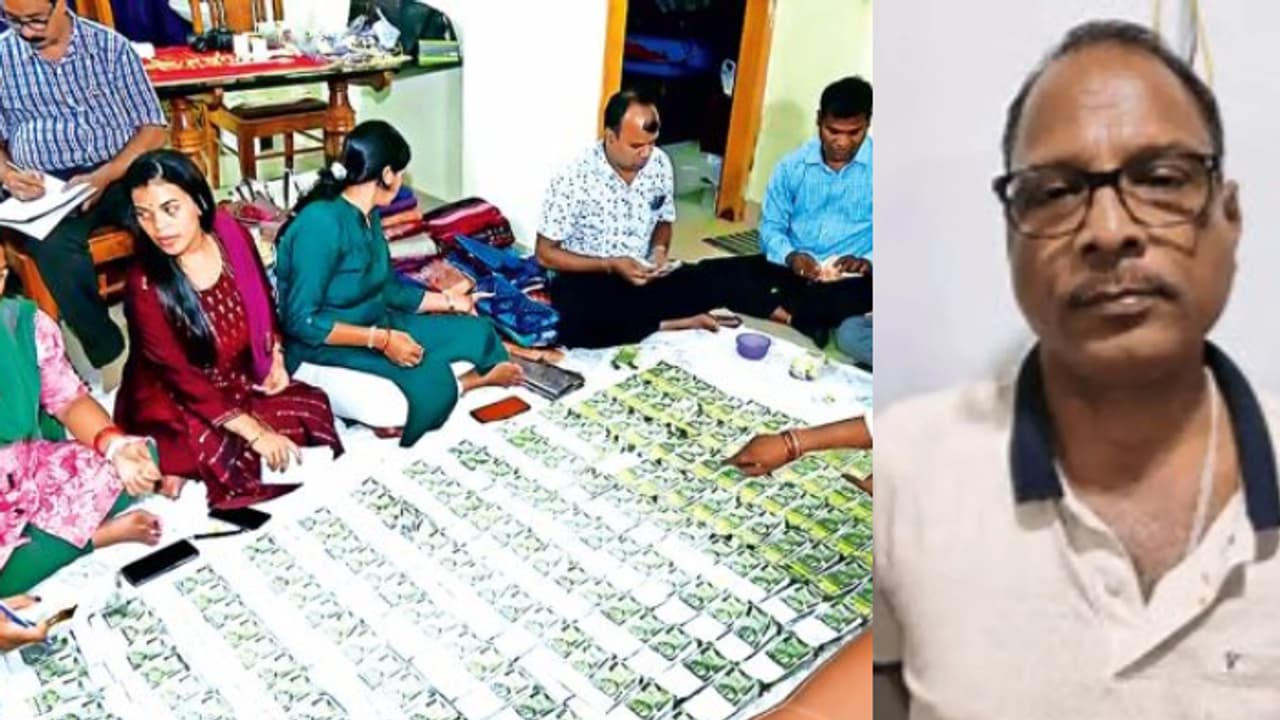 500ന്റെ നോട്ടുകെട്ടുകൾ ജനലിലൂടെ പുറത്തേക്ക്; വിരമിക്കലിന്റെ തലേന്ന് എൻജിനീയറുടെ വീട്ടിൽ റെയ്ഡ്, ഞെട്ടല് 500ന്റെ നോട്ടുകെട്ടുകൾ ജനലിലൂടെ പുറത്തേക്ക്; വിരമിക്കലിന്റെ തലേന്ന് എൻജിനീയറുടെ വീട്ടിൽ റെയ്ഡ്, ഞെട്ടല്