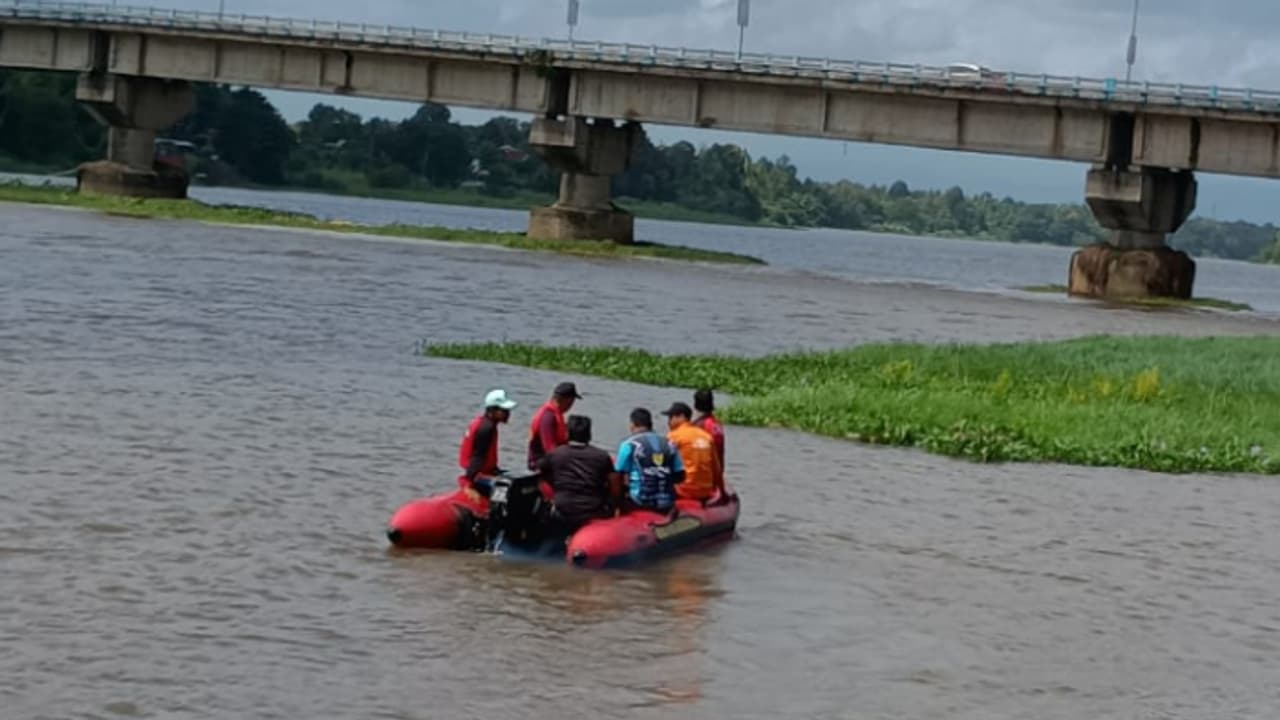 പെരുമ്പാവൂർ മഞ്ഞപ്പെട്ടിയിൽ 18 കാരിയെ കാണാതായി; പെരിയാറിൽ തെരച്ചിൽ, പാലത്തിൽ നിന്ന് ചാടിയെന്ന് സംശയം പെരുമ്പാവൂർ മഞ്ഞപ്പെട്ടിയിൽ 18 കാരിയെ കാണാതായി; പെരിയാറിൽ തെരച്ചിൽ, പാലത്തിൽ നിന്ന് ചാടിയെന്ന് സംശയം