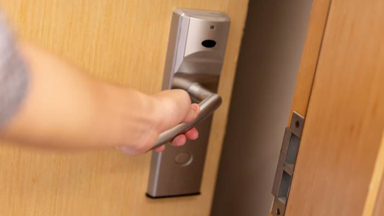 ടാക്സിയിൽ കയറിയപ്പോഴേ രൂക്ഷഗന്ധം, ഹോട്ടൽമുറിയിലെത്തി, പുറത്തുപോയി തിരികെ വന്നപ്പോൾ പിഴയടക്കാൻ കത്ത് ടാക്സിയിൽ കയറിയപ്പോഴേ രൂക്ഷഗന്ധം, ഹോട്ടൽമുറിയിലെത്തി, പുറത്തുപോയി തിരികെ വന്നപ്പോൾ പിഴയടക്കാൻ കത്ത്