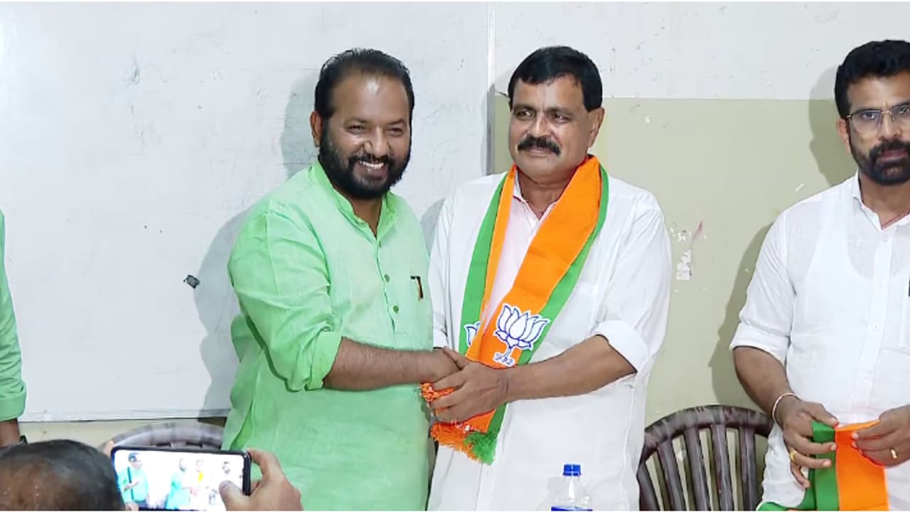 'ബിജെപിയിലേക്ക് വരാൻ ക്രിസ്ത്യാനികള്ക്ക് യാതൊരു മടിയുമില്ല'; ബിജെപി അംഗത്വം സ്വീകരിച്ച് അഡ്വ. മോഹൻ ജോർജ് 'ബിജെപിയിലേക്ക് വരാൻ ക്രിസ്ത്യാനികള്ക്ക് യാതൊരു മടിയുമില്ല'; ബിജെപി അംഗത്വം സ്വീകരിച്ച് അഡ്വ. മോഹൻ ജോർജ്