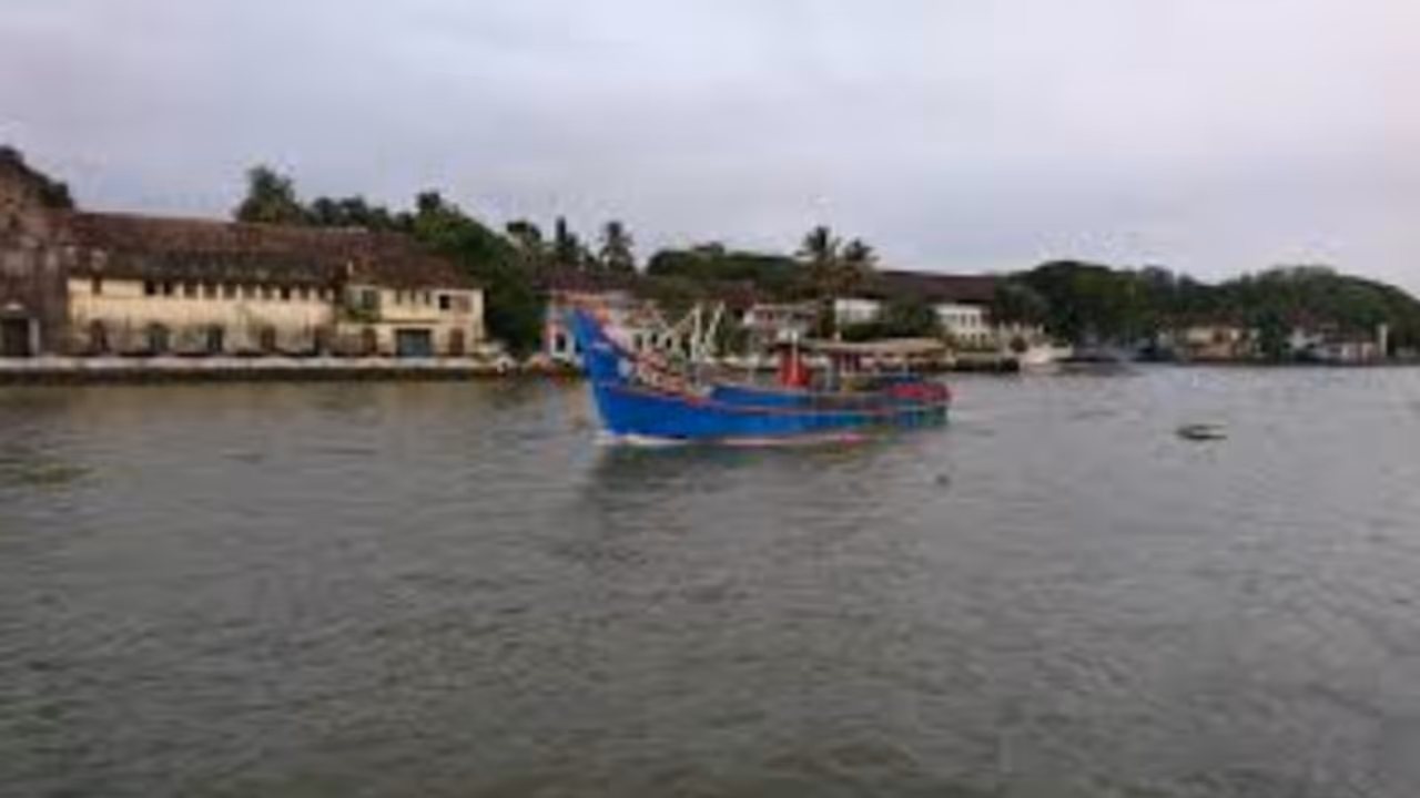 പരിശീലനത്തിൻ്റെ ഭാഗമായി തേവര പാലത്തിൽ നിന്ന് ചാടി; കൊച്ചി കായലിൽ നേവി ഉദ്യോഗസ്ഥനെ കാണാതായി,തെരച്ചിൽ തുടരുന്നു പരിശീലനത്തിൻ്റെ ഭാഗമായി തേവര പാലത്തിൽ നിന്ന് ചാടി; കൊച്ചി കായലിൽ നേവി ഉദ്യോഗസ്ഥനെ കാണാതായി,തെരച്ചിൽ തുടരുന്നു