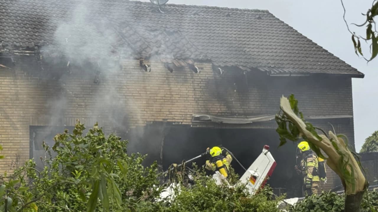 വിമാനത്താവളത്തിലേക്ക് മിനുറ്റുകൾ മാത്രം, 71കാരിയായ പൈലറ്റ്, വിമാനം വീടിന്റെ ടെറസിലേക്ക് ഇടിച്ച് കയറി, 2 മരണം