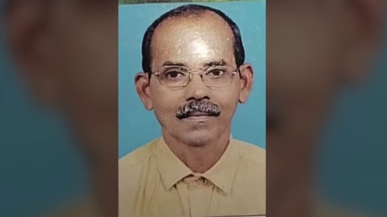 കടയടച്ച് റോഡ് ക്രോസ് ചെയ്യുന്നതിനിടെ അപകടം; ആശുപത്രിയിലെത്തിച്ചെങ്കിലും രക്ഷിക്കാനായില്ല കടയടച്ച് റോഡ് ക്രോസ് ചെയ്യുന്നതിനിടെ അപകടം; ആശുപത്രിയിലെത്തിച്ചെങ്കിലും രക്ഷിക്കാനായില്ല