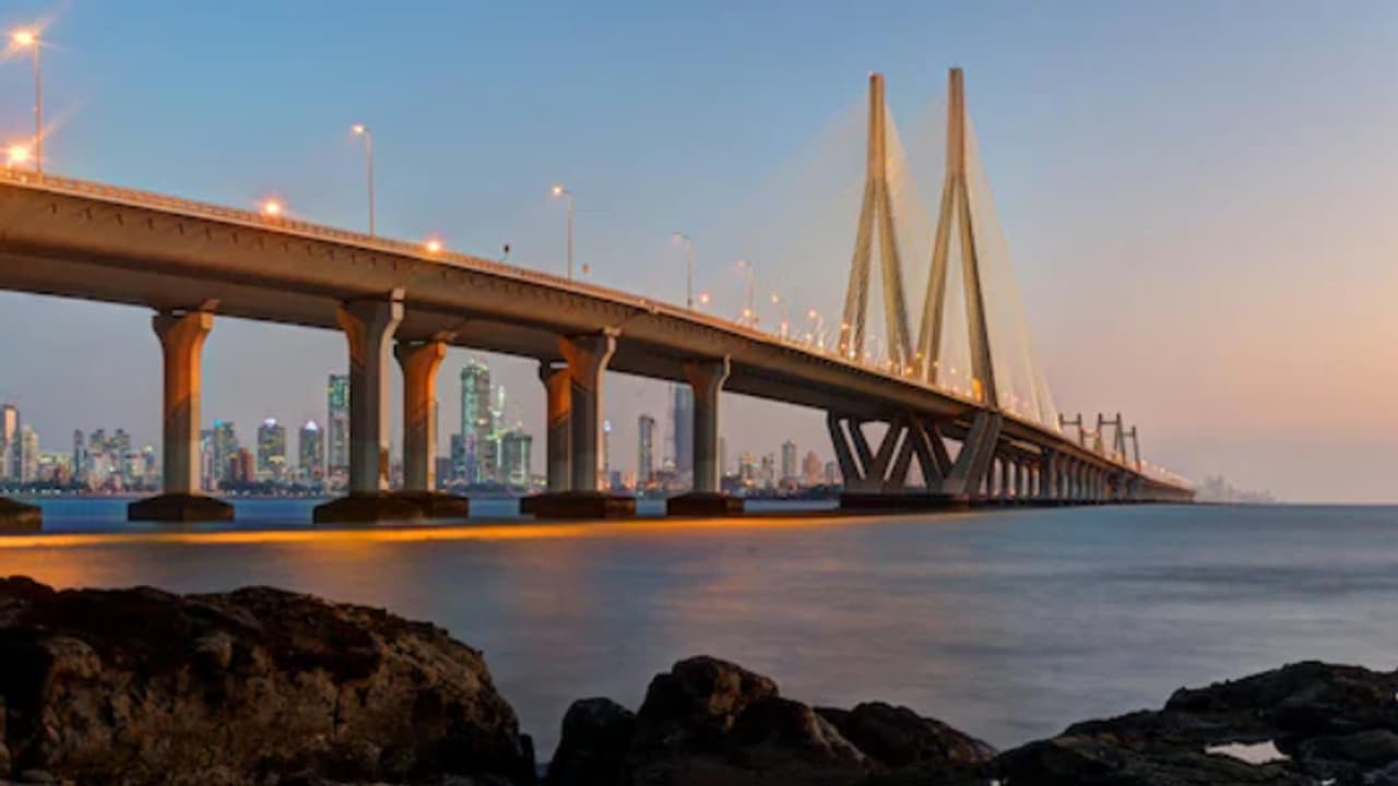 കൂട്ടുകാർക്കൊപ്പം പാലത്തിൽ നിന്ന് ഫോട്ടോ എടുക്കുന്നതിനിടെ കടലിൽ വീണു, 20 കാരന് ദാരുണാന്ത്യം കൂട്ടുകാർക്കൊപ്പം പാലത്തിൽ നിന്ന് ഫോട്ടോ എടുക്കുന്നതിനിടെ കടലിൽ വീണു, 20 കാരന് ദാരുണാന്ത്യം