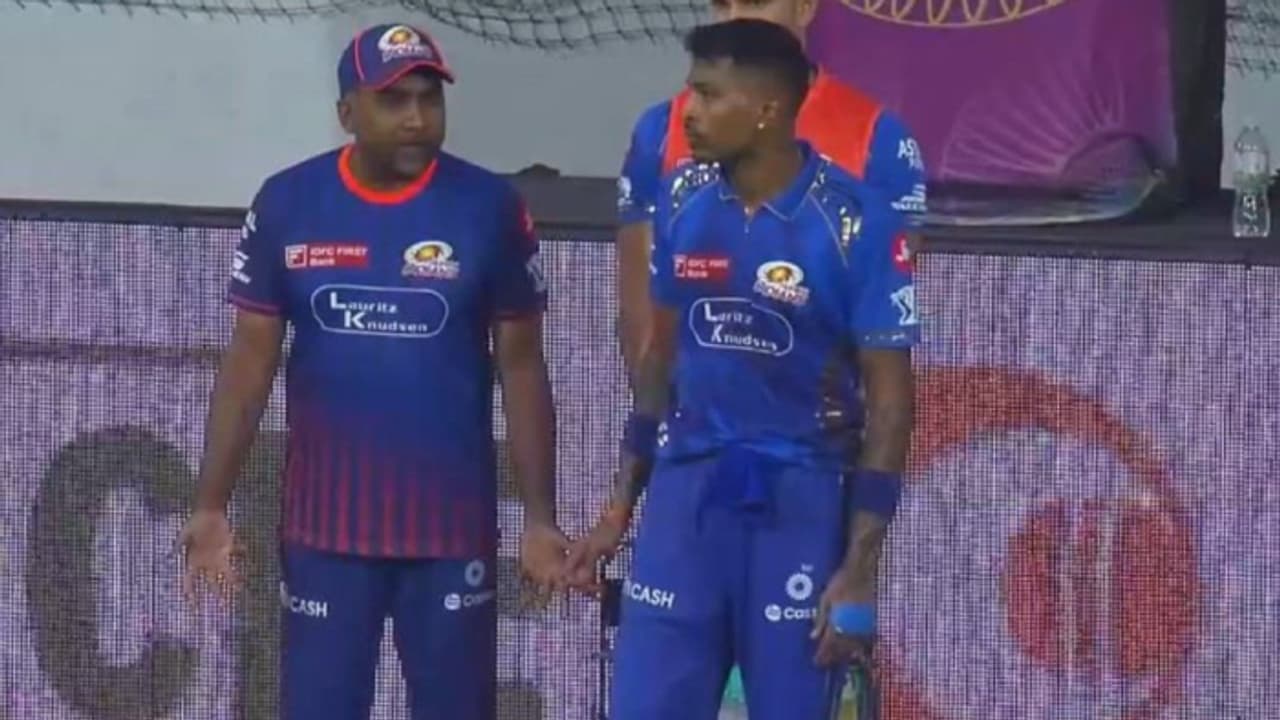 'അലറിവിളിച്ച് കളിക്കാരെ സമ്മര്ദ്ദത്തിലാക്കലല്ല കോച്ചിന്റെ പണി', ജയവര്ധനെക്കെതിരെ തുറന്നടിച്ച് ഹര്ഭജന് 'അലറിവിളിച്ച് കളിക്കാരെ സമ്മര്ദ്ദത്തിലാക്കലല്ല കോച്ചിന്റെ പണി', ജയവര്ധനെക്കെതിരെ തുറന്നടിച്ച് ഹര്ഭജന്