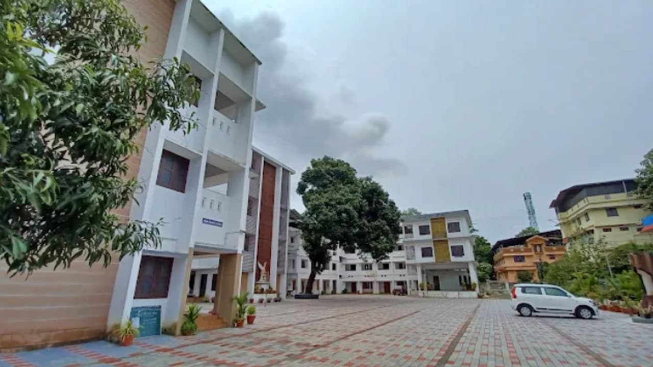 സ്കൂൾ തുറന്ന് ആദ്യ ദിവസം അധ്യാപകർക്കെതിരെ പരാതി; 'മുടിവെട്ടിയത് ശരിയായില്ലെന്ന പേരിൽ ക്ലാസിൽ കയറ്റിയില്ല' സ്കൂൾ തുറന്ന് ആദ്യ ദിവസം അധ്യാപകർക്കെതിരെ പരാതി; 'മുടിവെട്ടിയത് ശരിയായില്ലെന്ന പേരിൽ ക്ലാസിൽ കയറ്റിയില്ല'