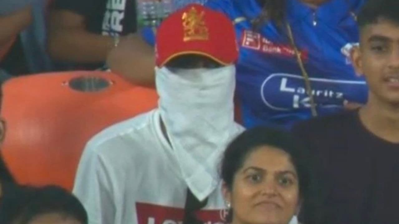 തലയിൽ തൊപ്പി ധരിച്ച് മുഖം മറച്ച് സ്റ്റേഡിയത്തിലെത്തിയത് വിരാട് കോലിയോ ആർസിബി ചാരനോ, ചര്‍ച്ച ചെയ്ത് ആരാധക‍ർ