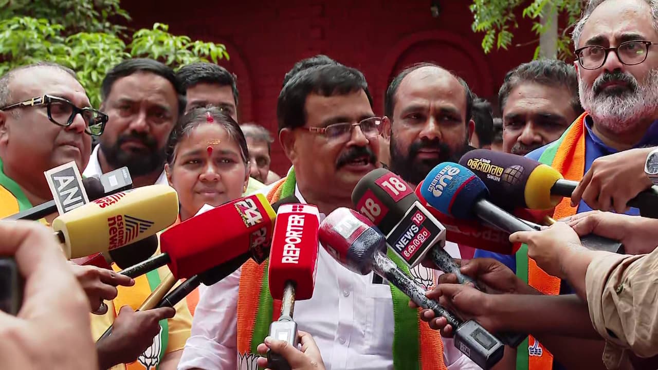 ജനം തള്ളിപ്പറയില്ലെന്ന് മോഹൻ ജോർജ്, വികസിത നിലമ്പൂർ ലക്ഷ്യമെന്ന് രാജീവ് ചന്ദ്രശേഖർ; ബിജെപി പത്രിക സമർപ്പിച്ചു ജനം തള്ളിപ്പറയില്ലെന്ന് മോഹൻ ജോർജ്, വികസിത നിലമ്പൂർ ലക്ഷ്യമെന്ന് രാജീവ് ചന്ദ്രശേഖർ; ബിജെപി പത്രിക സമർപ്പിച്ചു