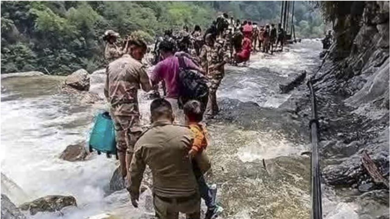 കനത്ത മഴയിൽ ലാചുംഗിൽ കുടുങ്ങിയ 1678 വിനോദസഞ്ചാരികളെ രക്ഷിച്ചു, മറ്റുള്ളവർക്കായി രക്ഷാപ്രവർത്തനം തുടരുന്നു കനത്ത മഴയിൽ ലാചുംഗിൽ കുടുങ്ങിയ 1678 വിനോദസഞ്ചാരികളെ രക്ഷിച്ചു, മറ്റുള്ളവർക്കായി രക്ഷാപ്രവർത്തനം തുടരുന്നു