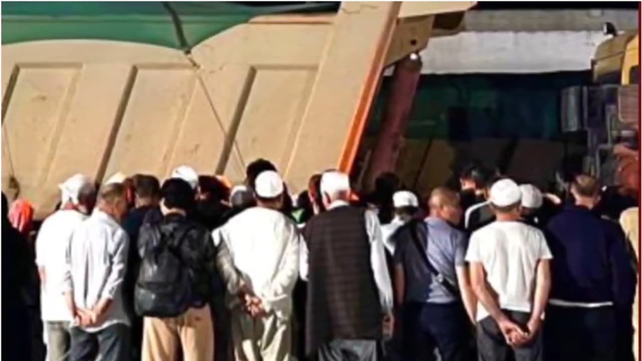 ഡ്രോണുകൾ ഉപയോഗിച്ച് പരിശോധന, ആ കാഴ്ച കണ്ട് ഞെട്ടി; ടിപ്പർ ലോറികളിൽ ഒളിച്ച് സ്ത്രീകളടക്കം 111 പേർ മക്കയിലേക്ക് ഡ്രോണുകൾ ഉപയോഗിച്ച് പരിശോധന, ആ കാഴ്ച കണ്ട് ഞെട്ടി; ടിപ്പർ ലോറികളിൽ ഒളിച്ച് സ്ത്രീകളടക്കം 111 പേർ മക്കയിലേക്ക്