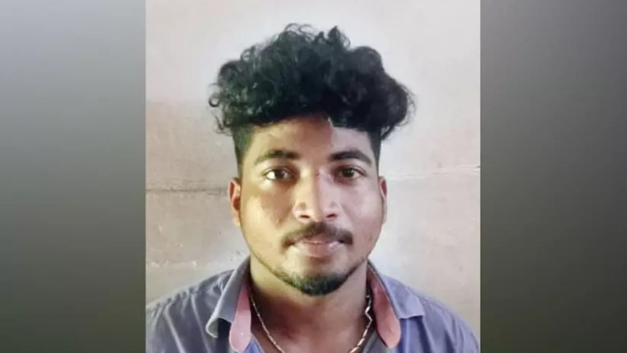 പോക്സോ അതിജീവിതയായ യുവതിയെ അതേ കേസിലെ പ്രതി കുളിമുറിയിൽ കുളിച്ചുകൊണ്ടിരിക്കെ കയറിപ്പിടിച്ചു; വീണ്ടും അറസ്റ്റ് പോക്സോ അതിജീവിതയായ യുവതിയെ അതേ കേസിലെ പ്രതി കുളിമുറിയിൽ കുളിച്ചുകൊണ്ടിരിക്കെ കയറിപ്പിടിച്ചു; വീണ്ടും അറസ്റ്റ്