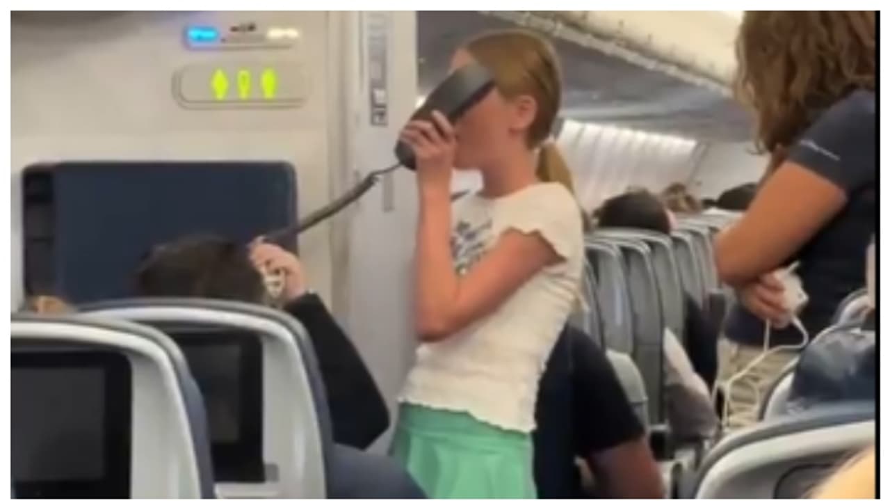 'ഒരു ദുസ്വപ്നം പോലെ...'; വിമാനം രണ്ട് മണിക്കൂർ വൈകി, ഇന്‍റർകോമിലൂടെ പാട്ടു പാടി പെണ്‍കുട്ടി, വീഡിയോ വൈറൽ