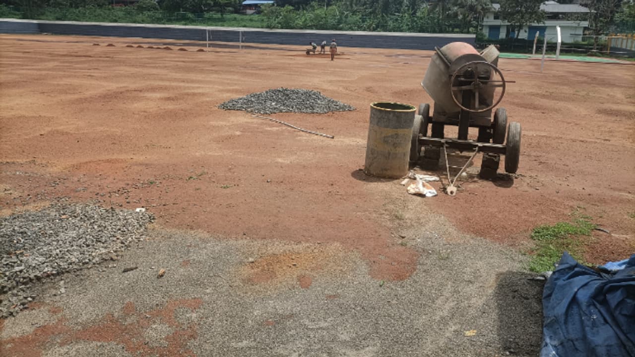 കുട്ടികൾ സ്കൂളിലെത്തി, എന്നാൽ എരുമപ്പെട്ടി ഗവ.ഹയർ സെക്കൻഡറി സ്കൂളിലെ ഗ്രൗണ്ടിന്‍റെ നിർമ്മാണം പാതിവഴിയിൽ
