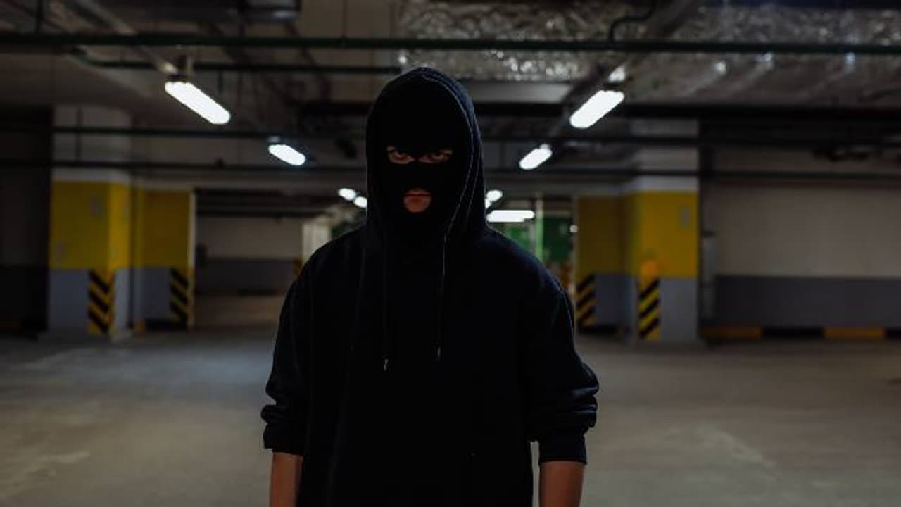 ആളുകളെ കത്തിമുനയിൽ നിർത്തി, മുഖംമൂടി ധരിച്ചാണ് എത്തിയത്, ബാങ്കിൽ നിന്നും കവർന്നത് 40.27 ലക്ഷം ആളുകളെ കത്തിമുനയിൽ നിർത്തി, മുഖംമൂടി ധരിച്ചാണ് എത്തിയത്, ബാങ്കിൽ നിന്നും കവർന്നത് 40.27 ലക്ഷം