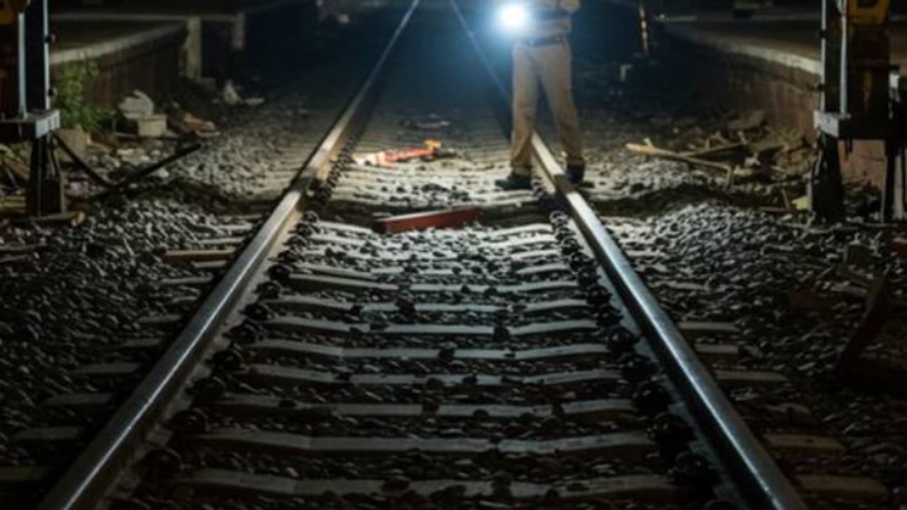 എർത്തിംഗ് ലൈൻ ഇളക്കിമാറ്റിയ നിലയിൽ, ട്രാക്കിലുണ്ടായിരുന്നത് ഇരുമ്പ് കമ്പികൾ, വീണ്ടും ട്രെയിൻ അട്ടിമറി ശ്രമം