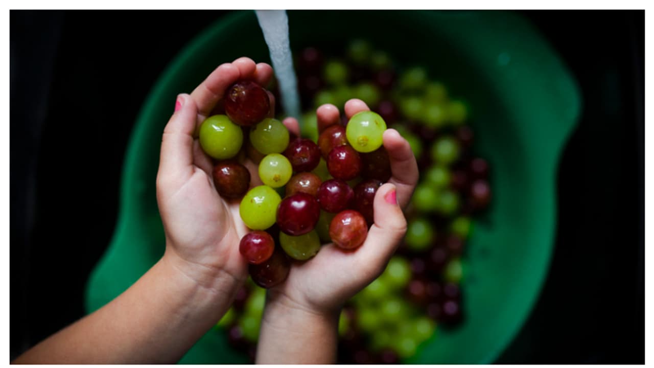മുന്തിരിയിലെ അണുക്കളെ കളയാൻ ചെയ്യേണ്ട 4 കാര്യങ്ങൾ 