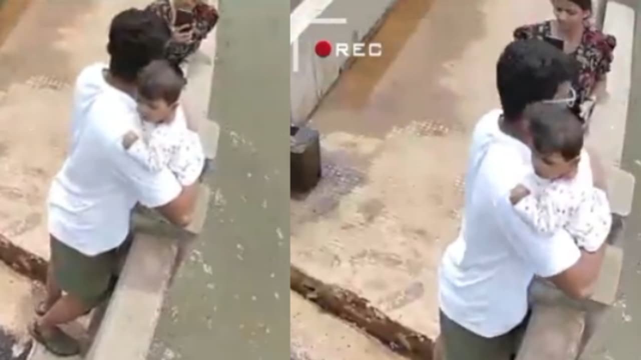 കൈക്കുഞ്ഞുമായി പാലത്തിൽ നിന്ന് സെൽഫി, 'കാറ്റടിക്കും, അപകടമാണ് 'എന്ന് അശരീരി, അപായ സൈറൺ സ്മാർട്ട് സിസിടിവിയിൽ കൈക്കുഞ്ഞുമായി പാലത്തിൽ നിന്ന് സെൽഫി, 'കാറ്റടിക്കും, അപകടമാണ് 'എന്ന് അശരീരി, അപായ സൈറൺ സ്മാർട്ട് സിസിടിവിയിൽ