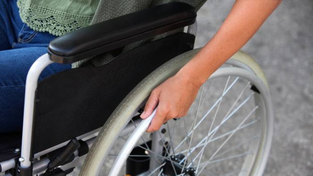 അയാൾ എന്റെ ഭർത്താവായിരുന്നു, സ്ത്രീകൾ സൂക്ഷിക്കണം; വീൽചെയറിലായ യുവതിയിൽ നിന്നും 3.5 കോടി വാങ്ങി മുങ്ങി