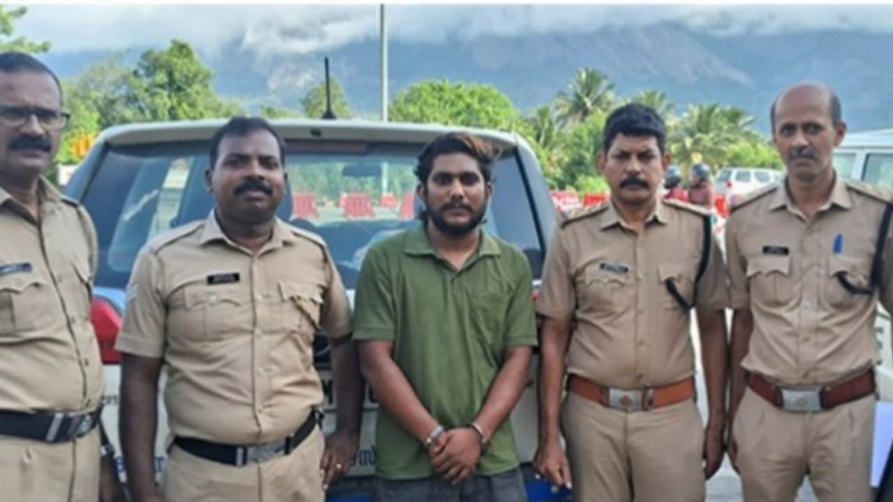 ടോൾ പ്ലാസയ്ക്ക് സമീപം സംയുക്ത വാഹന പരിശോധന; സ്വകാര്യ ബസിൽ യാത്ര ചെയ്ത 25കാരന്റെ കൈയിൽ നിന്ന് എംഡിഎംഎ പിടികൂടി ടോൾ പ്ലാസയ്ക്ക് സമീപം സംയുക്ത വാഹന പരിശോധന; സ്വകാര്യ ബസിൽ യാത്ര ചെയ്ത 25കാരന്റെ കൈയിൽ നിന്ന് എംഡിഎംഎ പിടികൂടി