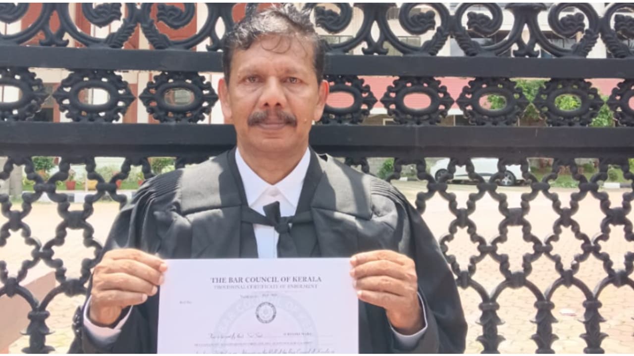 25 വർഷം കോടതിയിലെ 'അഡ്വക്കേറ്റ് ക്ലാർക്ക്', സുരേഷ് ഇനി അഭിഭാഷകനായി കോടതിയെത്തും 25 വർഷം കോടതിയിലെ 'അഡ്വക്കേറ്റ് ക്ലാർക്ക്', സുരേഷ് ഇനി അഭിഭാഷകനായി കോടതിയെത്തും