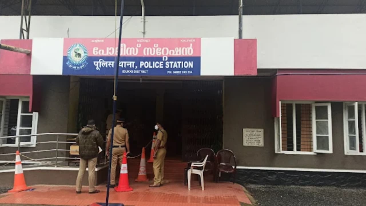 സേനയ്ക്ക് നാണക്കേടായ സംഭവം; ഡിവൈഎസ്പിയുടെ സ്ക്വാഡ് അംഗമായ പൊലീസുകാരന് സസ്പെൻഷൻ; തൊണ്ടിമുതൽ കടത്താൻ ശ്രമിച്ചു? സേനയ്ക്ക് നാണക്കേടായ സംഭവം; ഡിവൈഎസ്പിയുടെ സ്ക്വാഡ് അംഗമായ പൊലീസുകാരന് സസ്പെൻഷൻ; തൊണ്ടിമുതൽ കടത്താൻ ശ്രമിച്ചു?