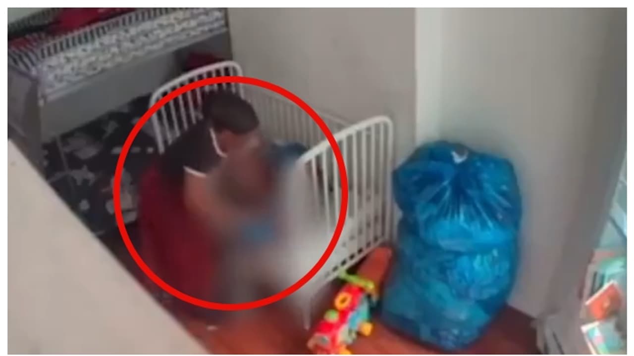 കൊച്ച് കുട്ടിയെ കമഴ്ത്തി കിടത്തി ബെല്റ്റ് കൊണ്ട് അടിക്കുന്ന ബേബിസിറ്ററുടെ വീഡിയോ വൈറല്, സംഭവം ന്യൂയർക്കിൽ കൊച്ച് കുട്ടിയെ കമഴ്ത്തി കിടത്തി ബെല്റ്റ് കൊണ്ട് അടിക്കുന്ന ബേബിസിറ്ററുടെ വീഡിയോ വൈറല്, സംഭവം ന്യൂയർക്കിൽ