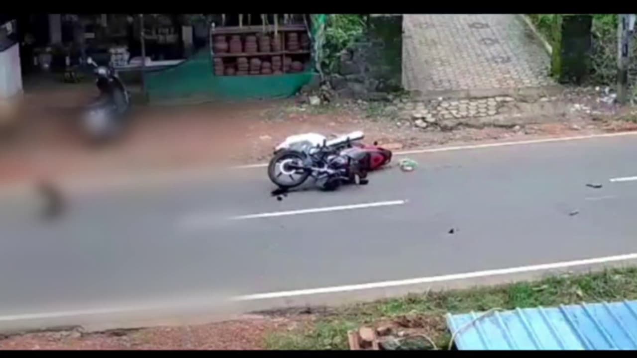 നായയെ തട്ടി ബൈക്ക് മറിഞ്ഞു, യുവാവിന് ഗുരുതര പരിക്ക് നായയെ തട്ടി ബൈക്ക് മറിഞ്ഞു, യുവാവിന് ഗുരുതര പരിക്ക്